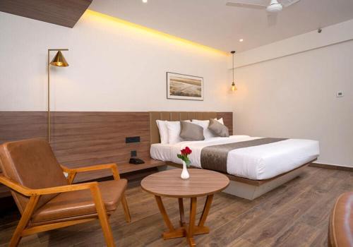 Vadakara Hotel | Inviting Crystal Suites: Family-Friendly with Pool Access