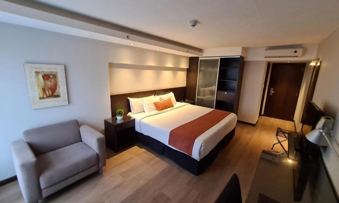 Centro Hotel | Discover Crystal Tower: 4-Star Comfort with Hot Tub & Breakfast