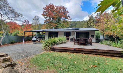 Porepunkah House | Pet-Friendly Crystalbrook Cottage with Top Guest Ratings