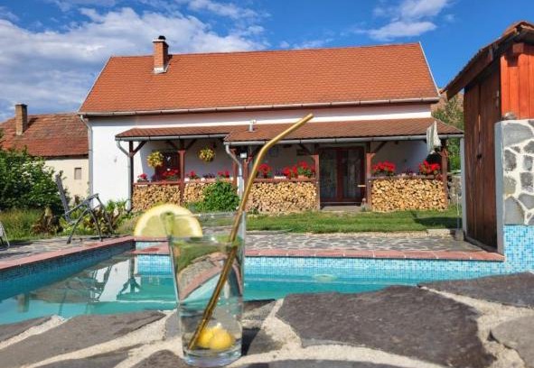 Cered House | Discover Csengettyűs Vendégház: Family-Friendly Retreat