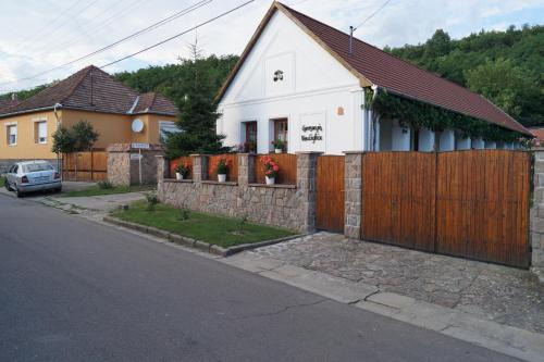 Szomolya Apartment | Inviting Cseresznyés Vendégház: Pet Friendly Retreat with Hot Tub