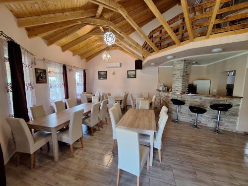 Cserkeszolo Apartment | Discover Cserke Holdfény Apartman: Pet-Friendly Retreat