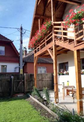Siculeni House | Discover Csicsói Csűrház: Pet-Friendly Retreat with Hot Tub