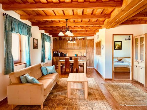Balatonendred Apartment | Csigevár Birtok: Pet-Friendly Retreat with Hot Tub & Breakfast
