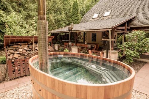 Saly House | Guest Favorite Csodaszarvas Vendégház with Hot Tub & Kitchen