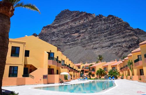 Playa de la Calera Apartment | Idyllic Complejo Las Tres Palmeras with Oceanfront Pool
