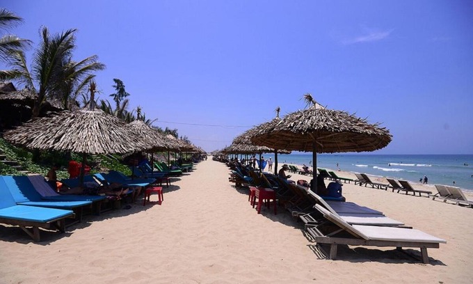 Cua Đai House | Cozy Cua Dai Beach Homestay with Oceanfront Dining
