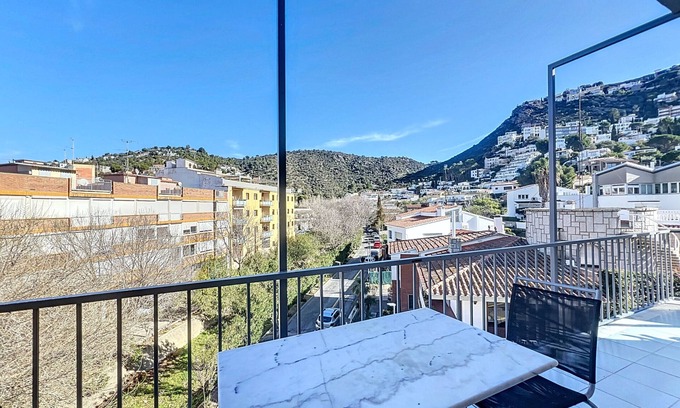 Roses Town Center Apartment | Bright Cuana 3 6 Apartment Steps from the Beach