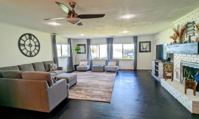 Forest City House | Cozy Cub Lake House Retreat with Breakfast & Family Amenities