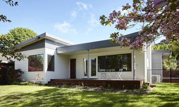 Bright House | Modern Cuballa: Pet-Friendly Oasis with Ocean Views