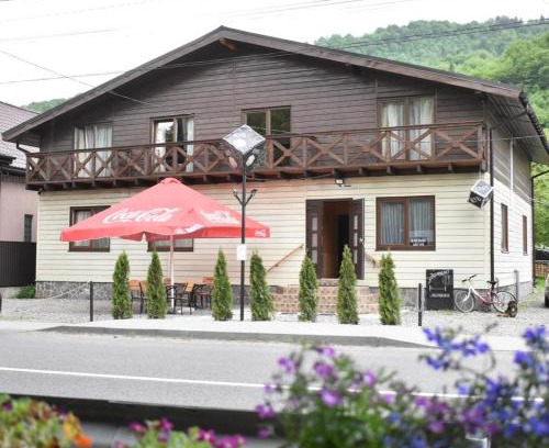 Yasinya House | Cozy Cube: Family-Friendly Stay with Hot Tub & Dining
