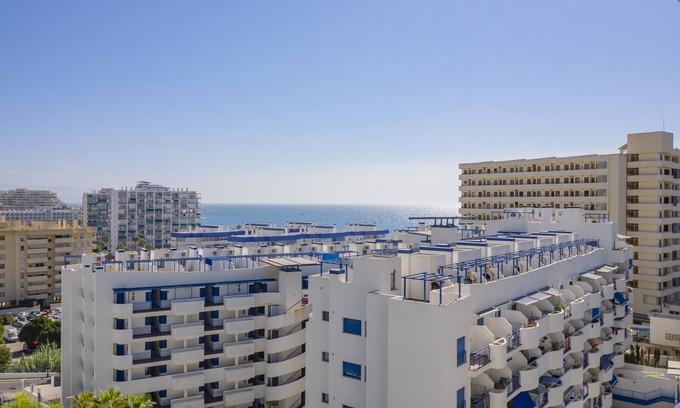 Torrequebrada Apartment | Cubo's Beach Side Los Patos Apartment & Parking/community pool/close to the beach/air conditioning/free Wi-Fi
