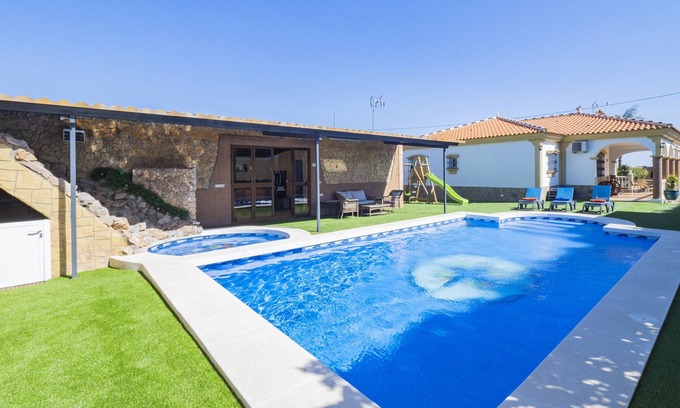 Alhaurin de la Torre Cottage | Explore Cubo's Casa Moncayo: Free WiFi & Private Pool
