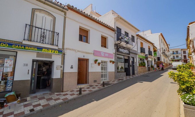 Ardales Apartment | Explore Cubo's Urban Apartment: Free WiFi & Spa Near Caminito