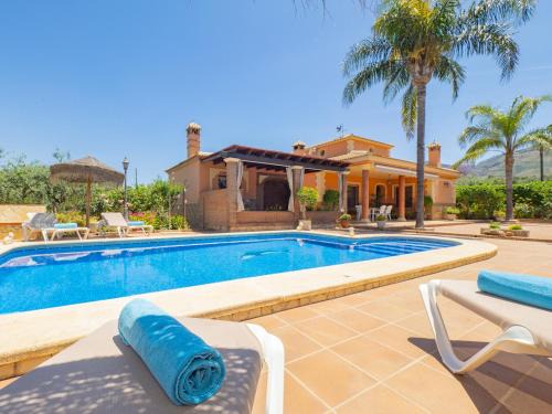 Alhaurin el Grande House | Discover Cubo's Finca Camino de Las Tinajas - 4-Star Oasis