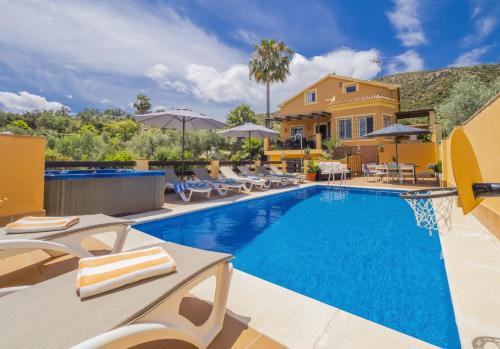 Cartama House | Relax at Cubo's La Casa Grande: Family-Friendly Retreat