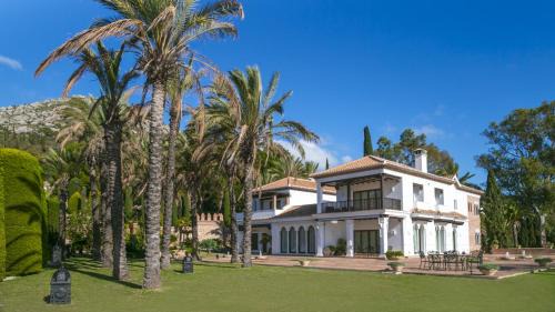 Malaga-Este Villa | Discover Cubo's Mountain Bayview Villa with Pool & Pet Perks