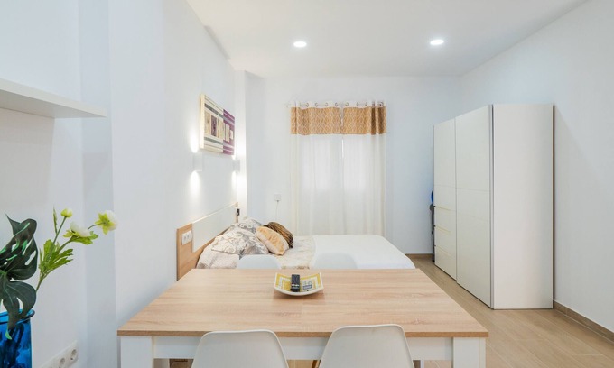Carretera de Cadiz Apartment | Explore Cubo's Urban Studio: Free WiFi and Spa Access