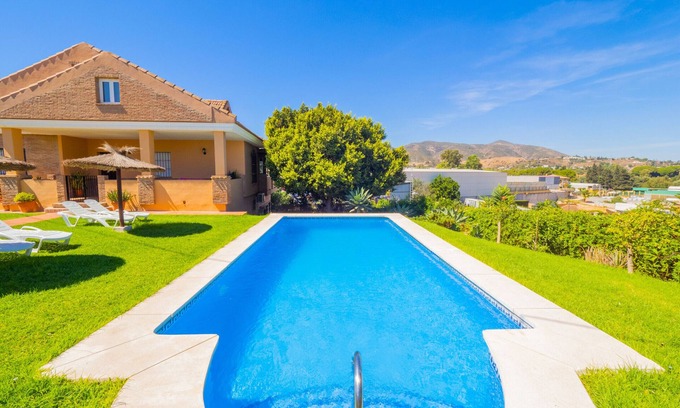 Alhaurin de la Torre Villa | Villa Plumaria: Private Pool & Spa in Alhaurín