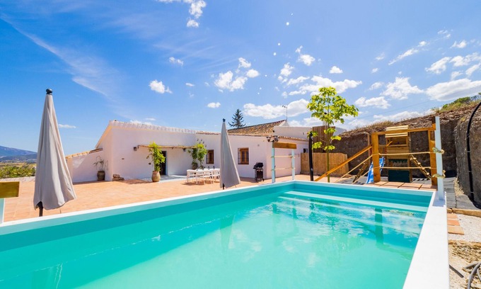 Coin Cottage | Discover Cubo's View Mountain House with Private Pool