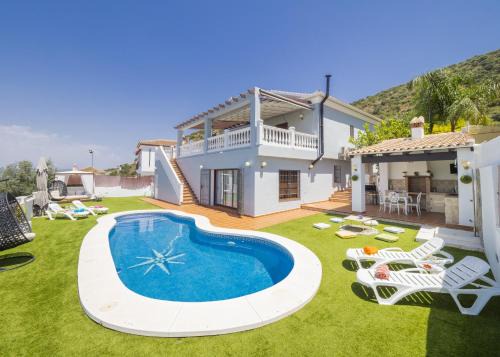 Coin Villa | Relax at Cubo's Villa Gabriela - Family-Friendly Retreat