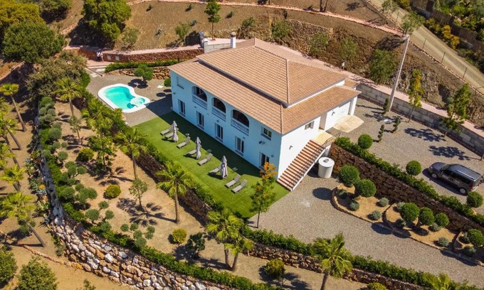 Monda Villa | Relax at Cubo's Villa La Rozuela with Pool & Kitchen