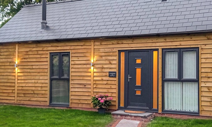 Westbrook Court Cottage | Ideal Lodge for Family Retreats with Private Hot Tub