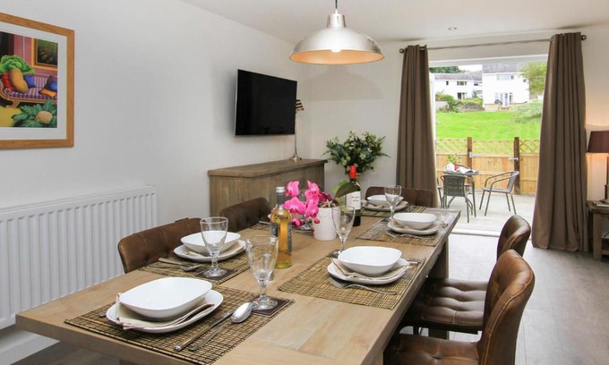 Borth-y-Gest House | Family-Friendly Cuckooland: 4-Star Stay with Top Ratings