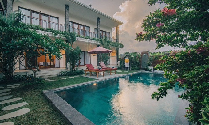 Medahan House | Exceptional Cucukan Beach Guest House with Pool & Dining