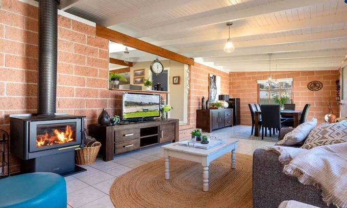 Currarong House | Relaxing Retreat at Cudgee – Steps from the Beach