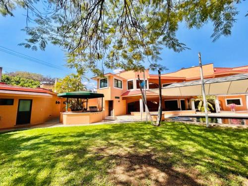 Tres de Mayo Villa | Relaxing Cuernavaca Pascua Quinta with Pool for 28 Guests