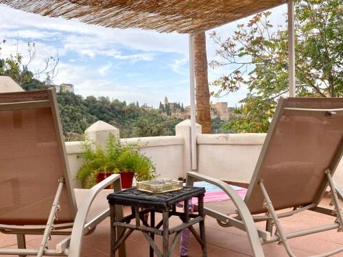 Sacromonte Apartment | Enchanting Views of Alhambra from a Family-Friendly Cave