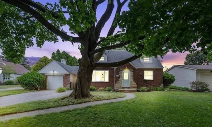 Toledo House | Inviting Cul-de-Sac Retreat with Family-Friendly Amenities