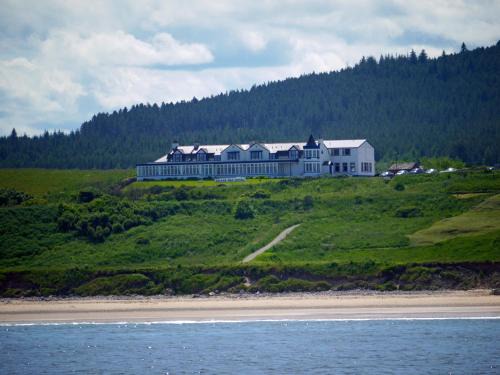 Cullen Hotel | Discover Cullen Bay Hotel: Pet-Friendly & Family-Oriented Stay
