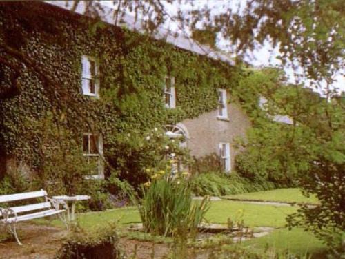 Inistioge House | Discover Cullintra House: Pet-Friendly Retreat with Hot Tub