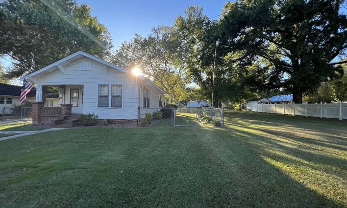 Cullman House | Top-Rated Cullman City Cottage near I-65 with Kitchen