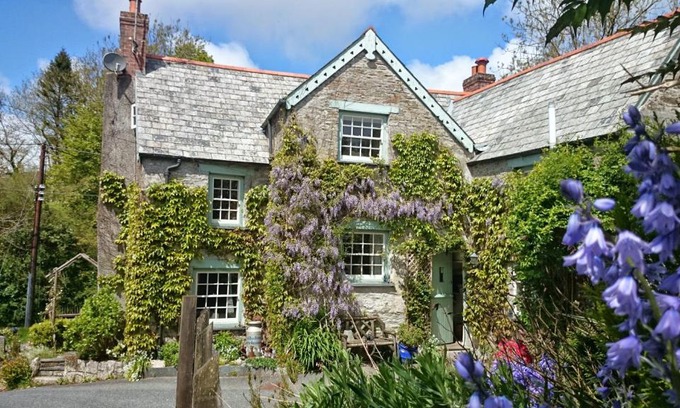 Camelford House | Exceptional Culloden Farmhouse: Pet & Child Friendly Retreat