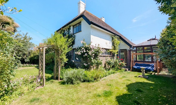 Felpham Cottage | Culver End - Felpham - a cottage that sleeps 6 guests in 3 bedrooms