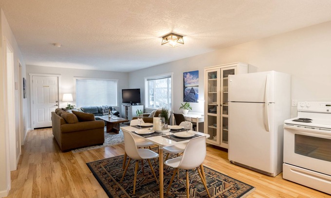 Cumberland Apartment | Rated 10/10: Cumberland Guesthouse with Family Suite Amenities