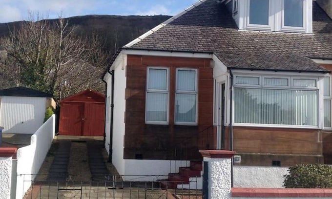 Largs House | Oceanfront Retreat: Cumbrae View House with 9.3 Rating