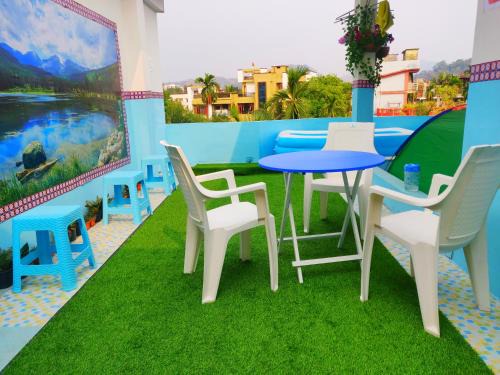 Khanapara House | Cozy Cupidtrails Backpacker's Penthouse with Hot Tub Access
