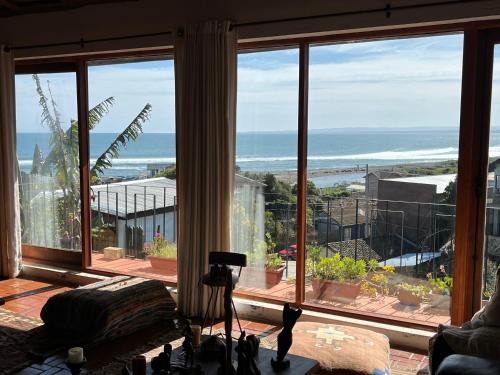 Curanipe House | Scenic Curanipe Sea View - Ideal for Family Getaways