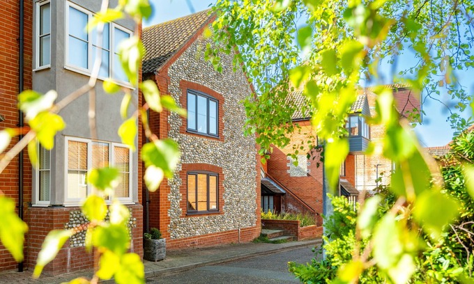 Wells-next-the-Sea Apartment | Pet-Friendly Curlew Apartment with Oceanfront Views