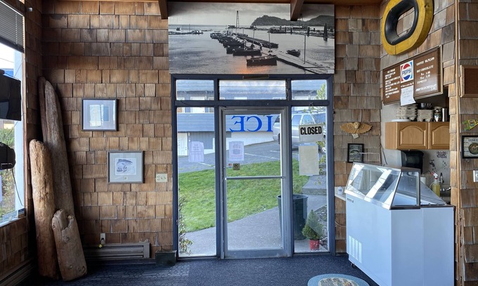 Sekiu House | Enjoy Oceanfront Comfort at Curley's Motel with Kitchenette