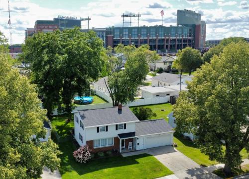 Green Bay House | Curly's Quarters: Cozy 4 Bedroom Home with Lambeau View