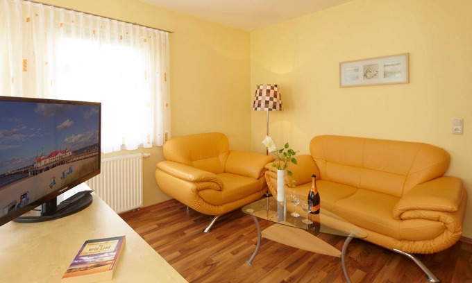 Ahlbeck Apartment | Experience Uns Hüsung: Oceanfront Bliss with Pool Access