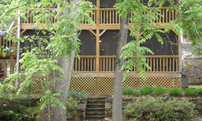 Bat Cave Cottage | Ideal Getaway with Kitchen & Breakfast – Book Your Stay!
