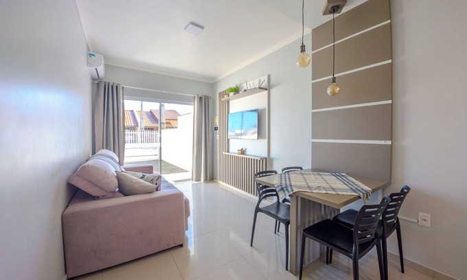 Praia da Armacao do Itapocoroi House | Top-Rated Casa Girassol at Curta Praia de Armação