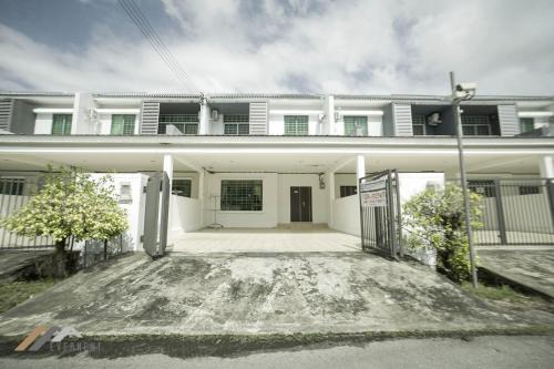Lutong House | Family-Friendly Curtin Waters Homestay by Evernent
