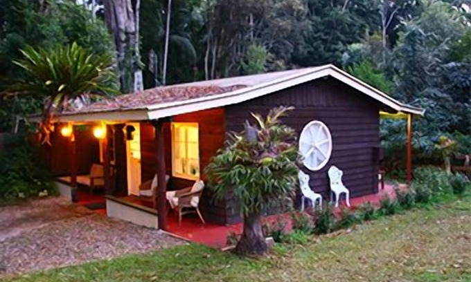 North Tamborine Cottage | Inviting Curtis Cottage: Family-Friendly Retreat with Breakfast